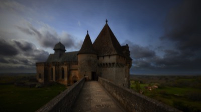  Château de Biron.    Dieses Schloß, das zu einem der 4 Baronien des Périgord gehörte, verfügt über das Label „bedeutende Stätte Aquitaniens“. In seiner außergewöhnlichen Architektur finden sich Spuren der Bauweisen vom 12. bis 18. Jahrhundert. 