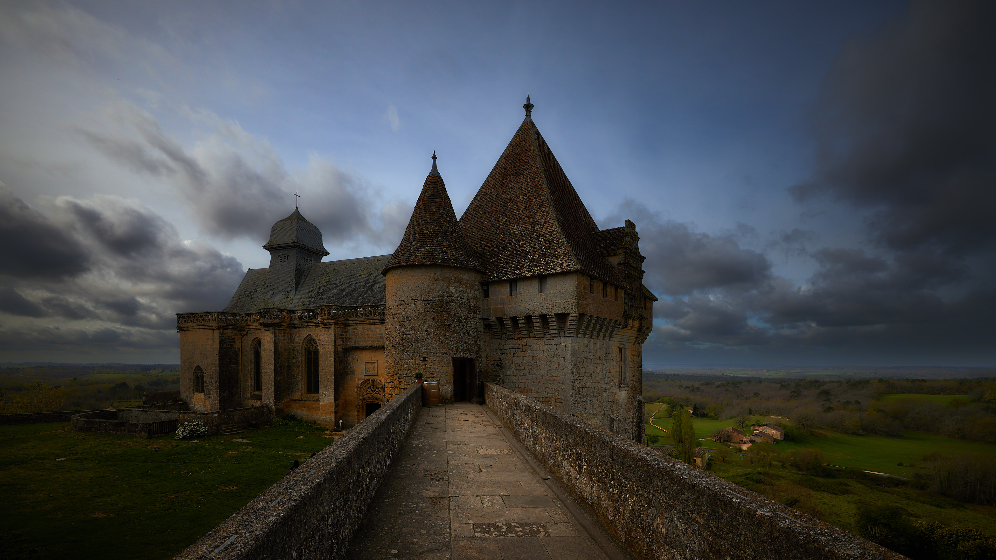  Château de Biron.    Dieses Schloß, das zu einem der 4 Baronien des Périgord gehörte, verfügt über das Label „bedeutende Stätte Aquitaniens“. In seiner außergewöhnlichen Architektur finden sich Spuren der Bauweisen vom 12. bis 18. Jahrhundert. 