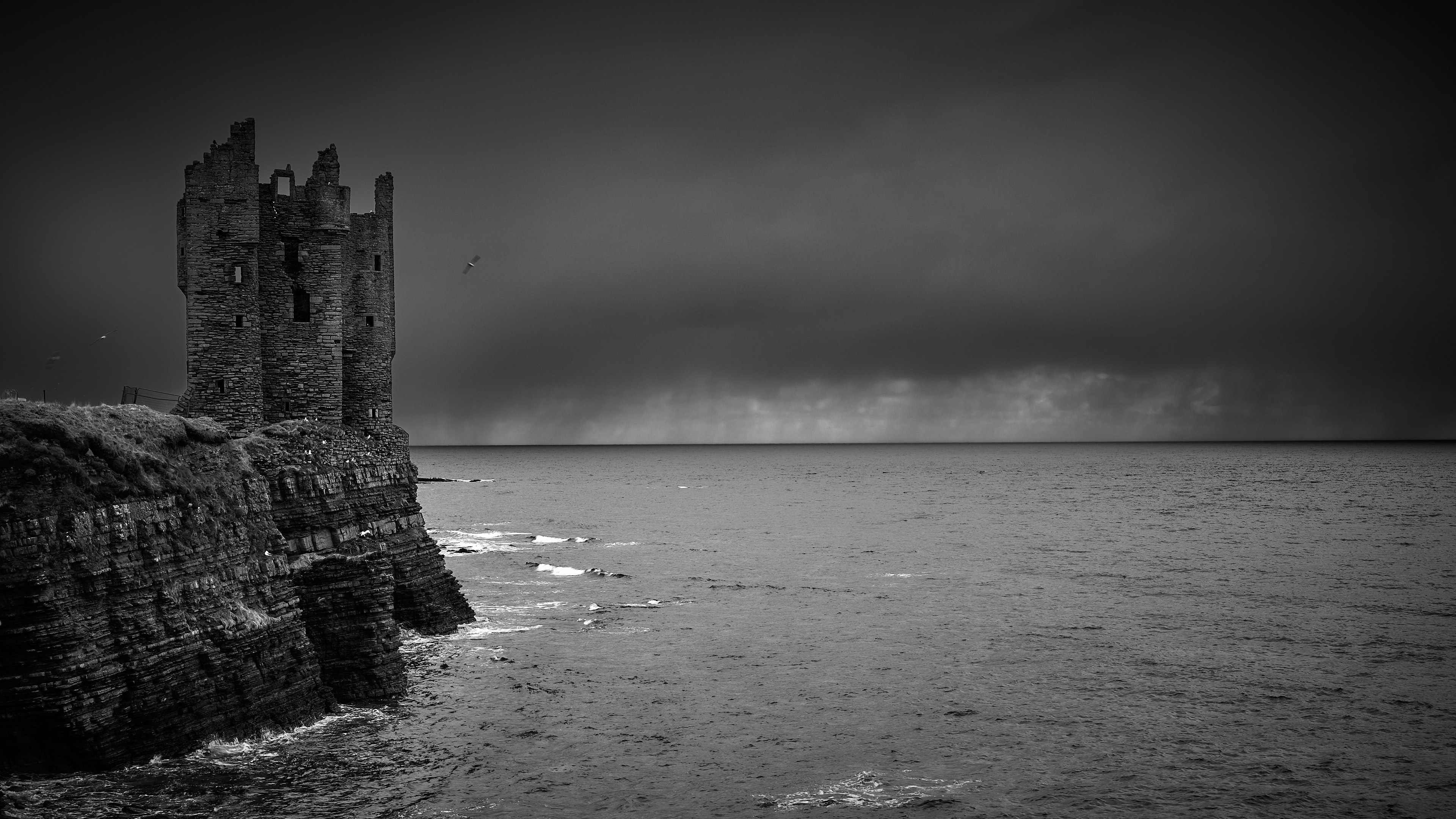  Keiss Castle ist eine teilweise zerstörte Burg in Schottland, die auf steilen Klippen mit Blick auf die Sinclair's Bay steht, weniger als eine Meile nördlich des Dorfzentrums von Keiss, Caithness, Highland, Schottland. Es steht unter Denkmalschutz. Das alte Schloss wurde um 1755 durch das Keiss House ersetzt. 