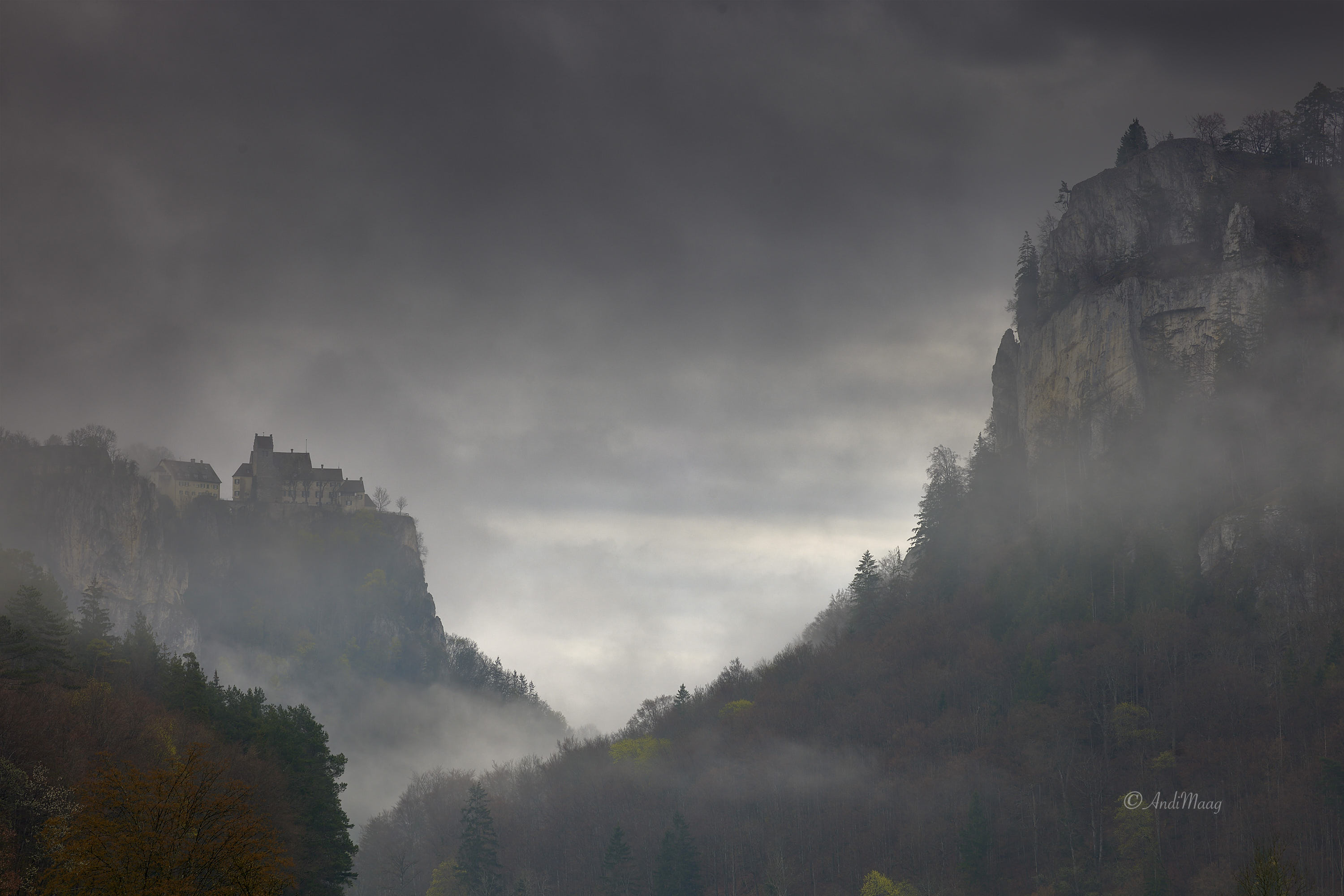  Der Naturpark Obere Donau liegt im Süden Baden-Württembergs und umfasst große Teile der Landkreise Tuttlingen, Sigmaringen, Zollernalb und Biberach. Er wurde am 5. Dezember 1980 gegründet und ist einer von insgesamt sieben Naturparks in Baden-Württemberg. 