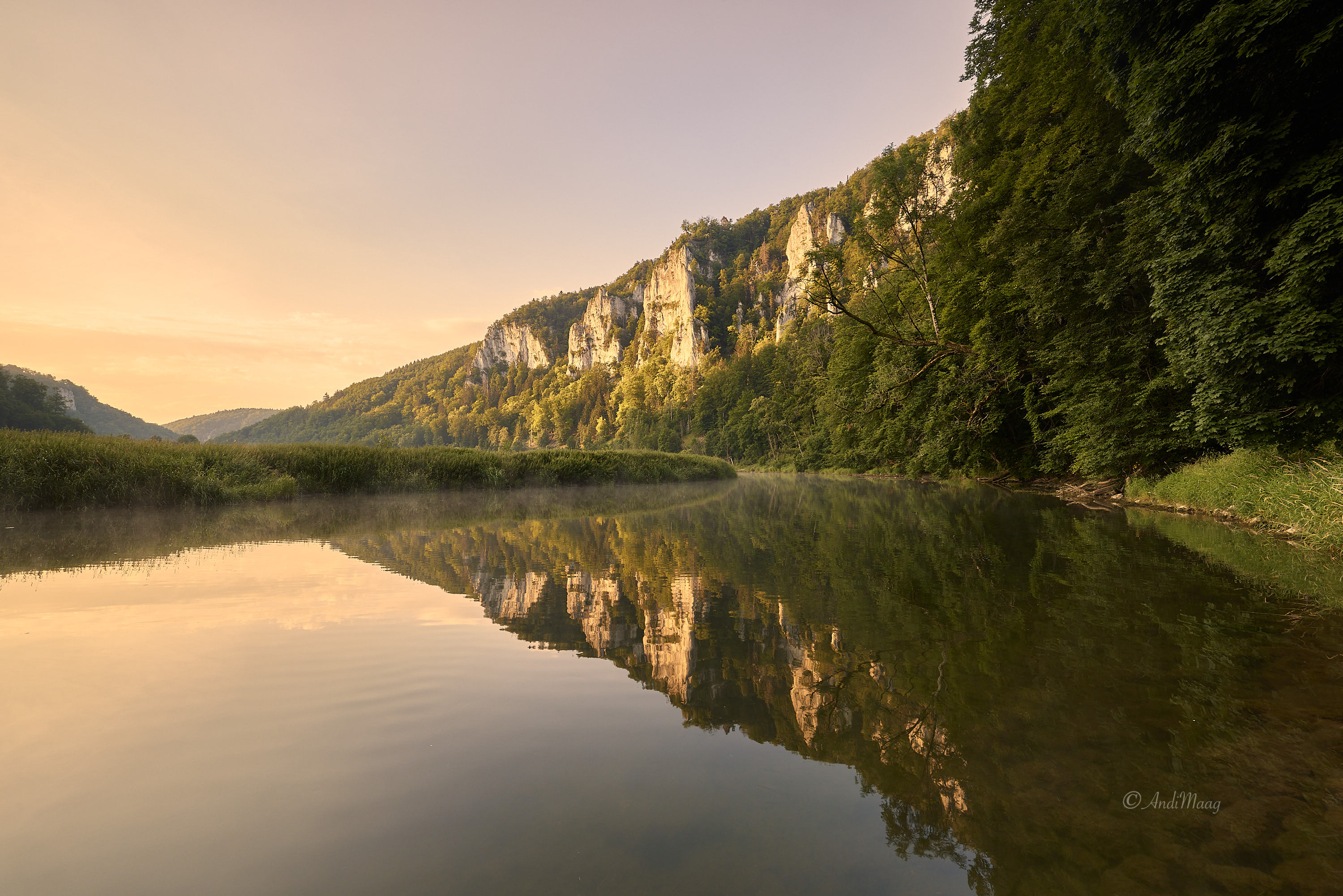  Der Naturpark Obere Donau liegt im Süden Baden-Württembergs und umfasst große Teile der Landkreise Tuttlingen, Sigmaringen, Zollernalb und Biberach. Er wurde am 5. Dezember 1980 gegründet und ist einer von insgesamt sieben Naturparks in Baden-Württemberg. 