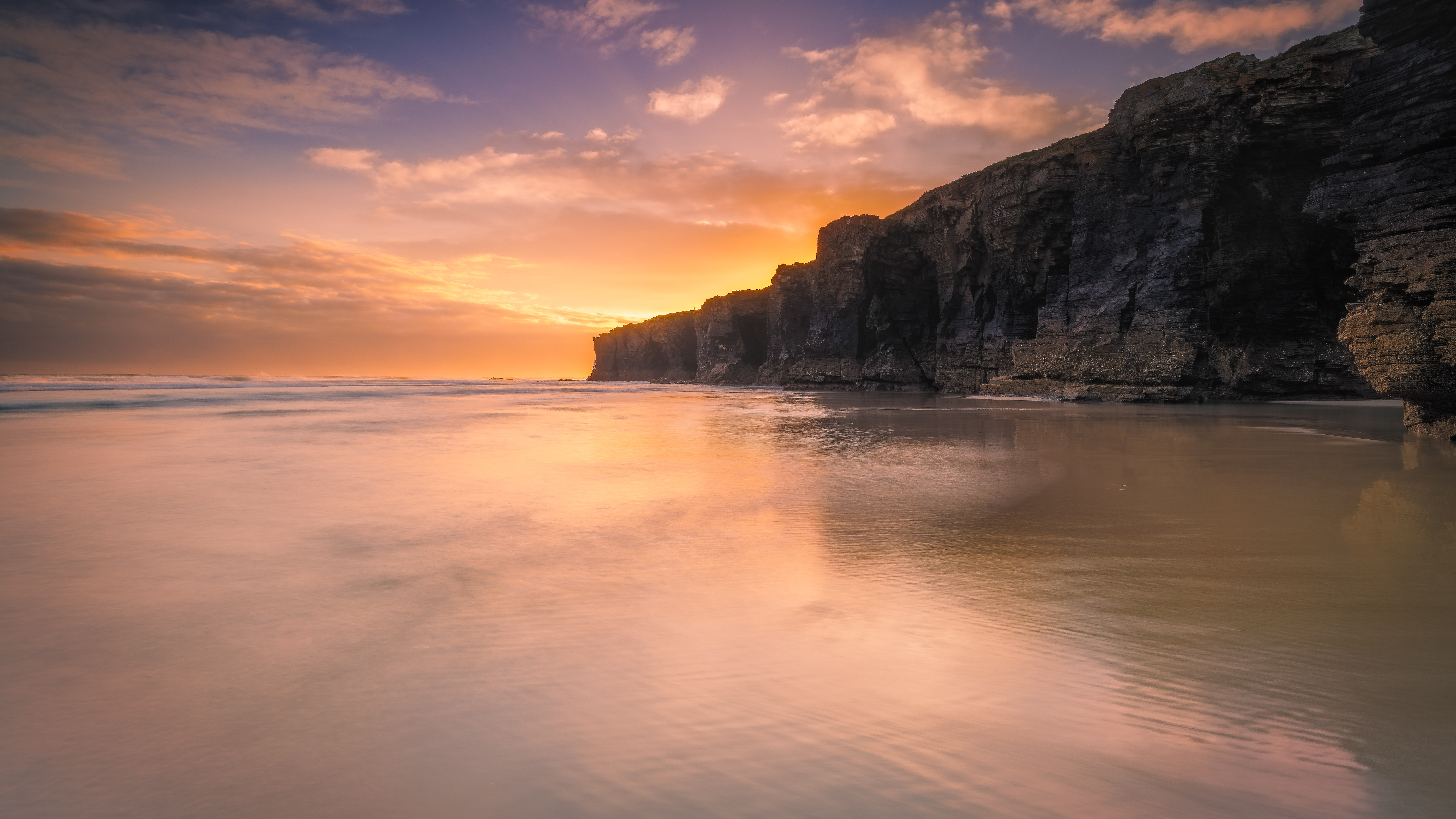  As Catedrais (Las Catedrales) steht unter Naturdenkmalschutz und ist einer der berühmtesten Strände in ganz Galicien. Seine kuriosen, von Wind und Wasser gestalteten Felsformationen sind weltweit bekannt und regen die Phantasie eines jeden Besuchers an.
Bei Ebbe besteht die Möglichkeit, barfuß zwischen den Felsen und in den hohen Höhlen spazierenzugehen, und ineinander verschränkte Steinbogen zu entdecken.  